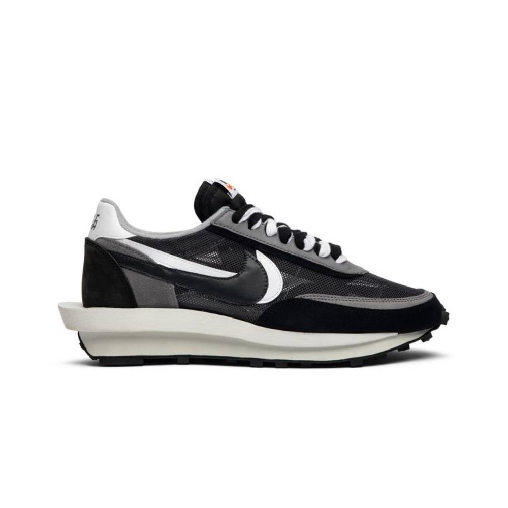 NIKE SACAI X LD WAFFLE BLACK. MENS 6.0 WOMENS 7.5. (LIKE NEW)
